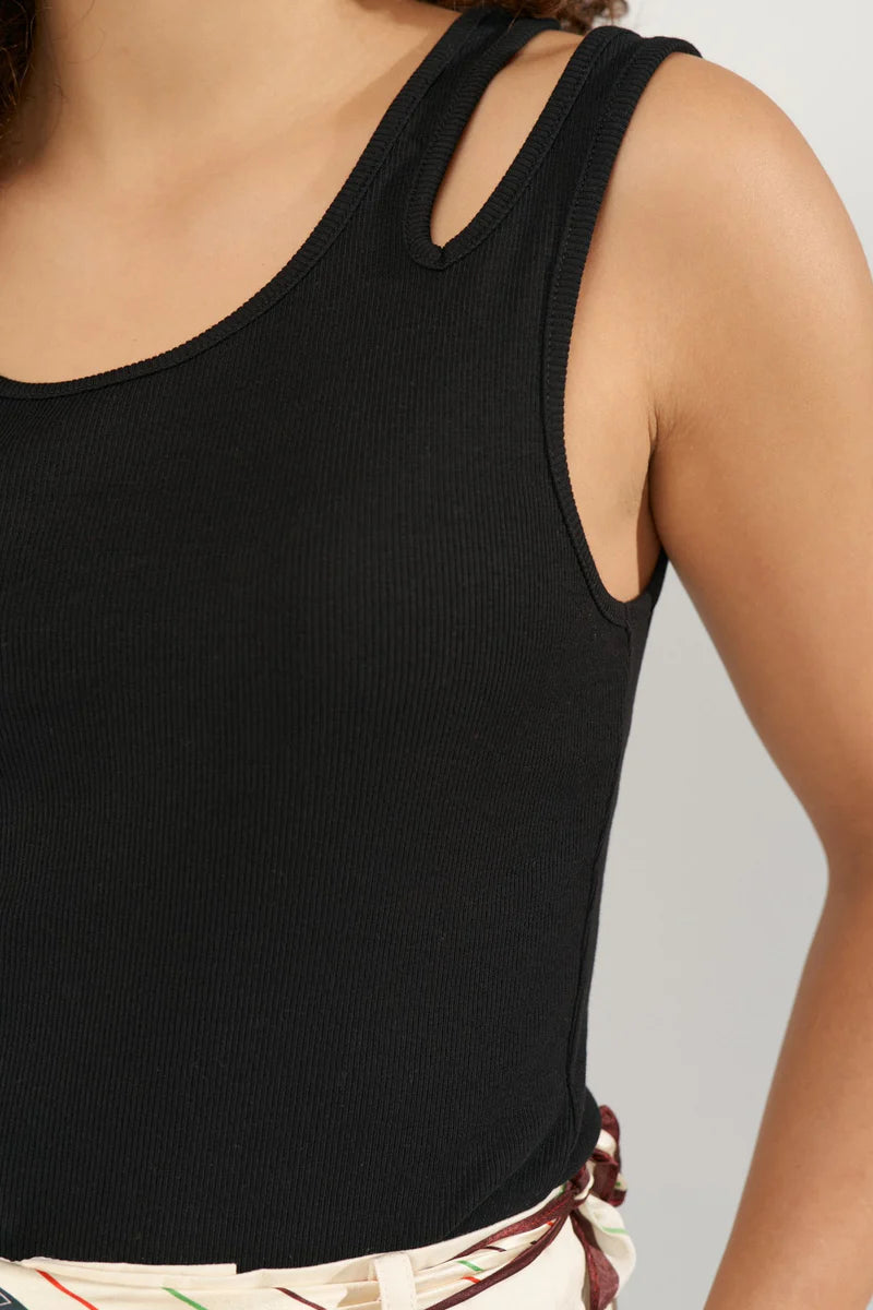 Top ajustado Nümph Nudaphny – Tirante doble y cuello redondo | Negro