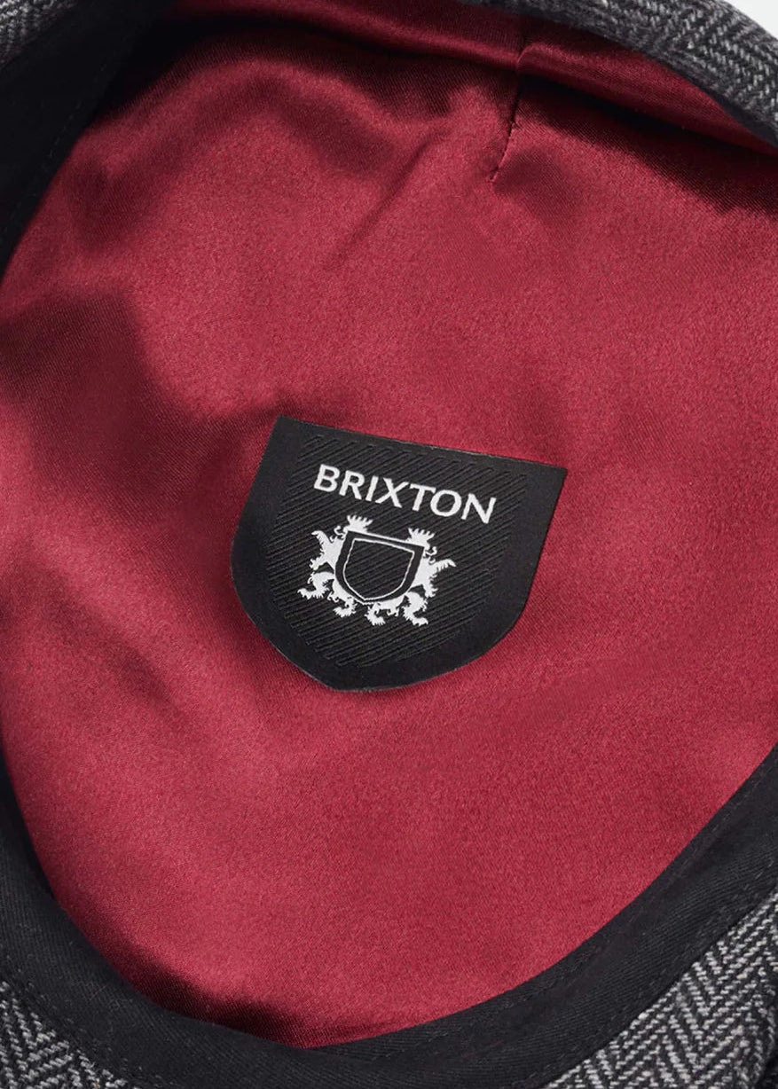 Detalle del interior. El color de la gorra es negro.