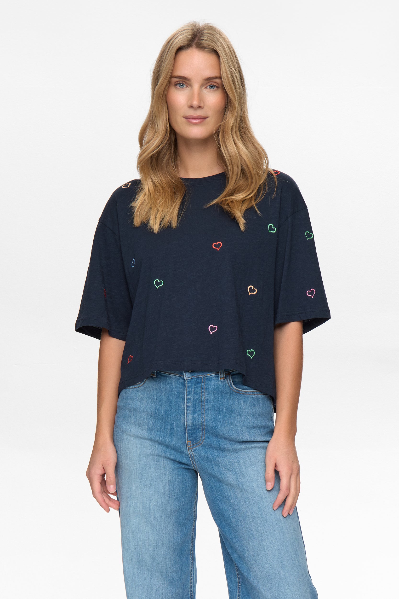 Camiseta Boxy Nümph Nulovine Bordados Corazón Azul Marino