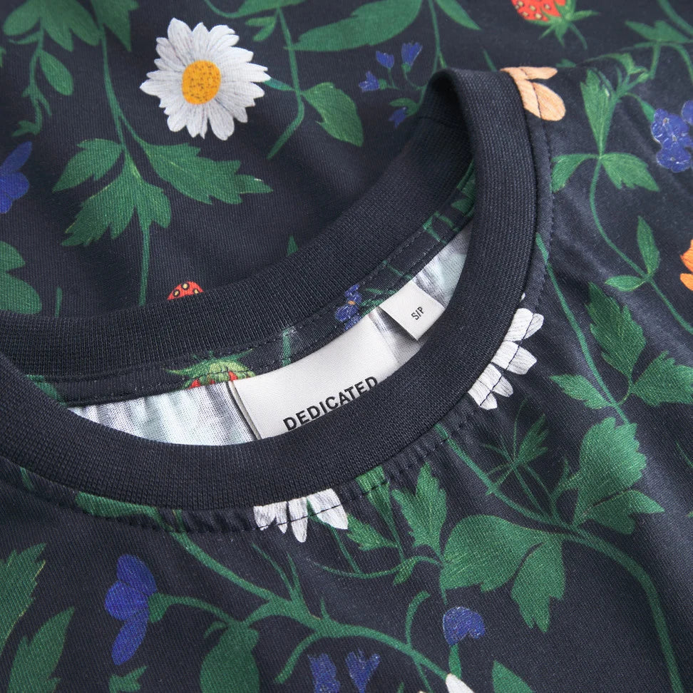 Camiseta Dedicated Visby Strawberry Field Black