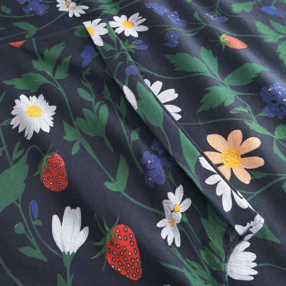 Camiseta Dedicated Visby Strawberry Field Black