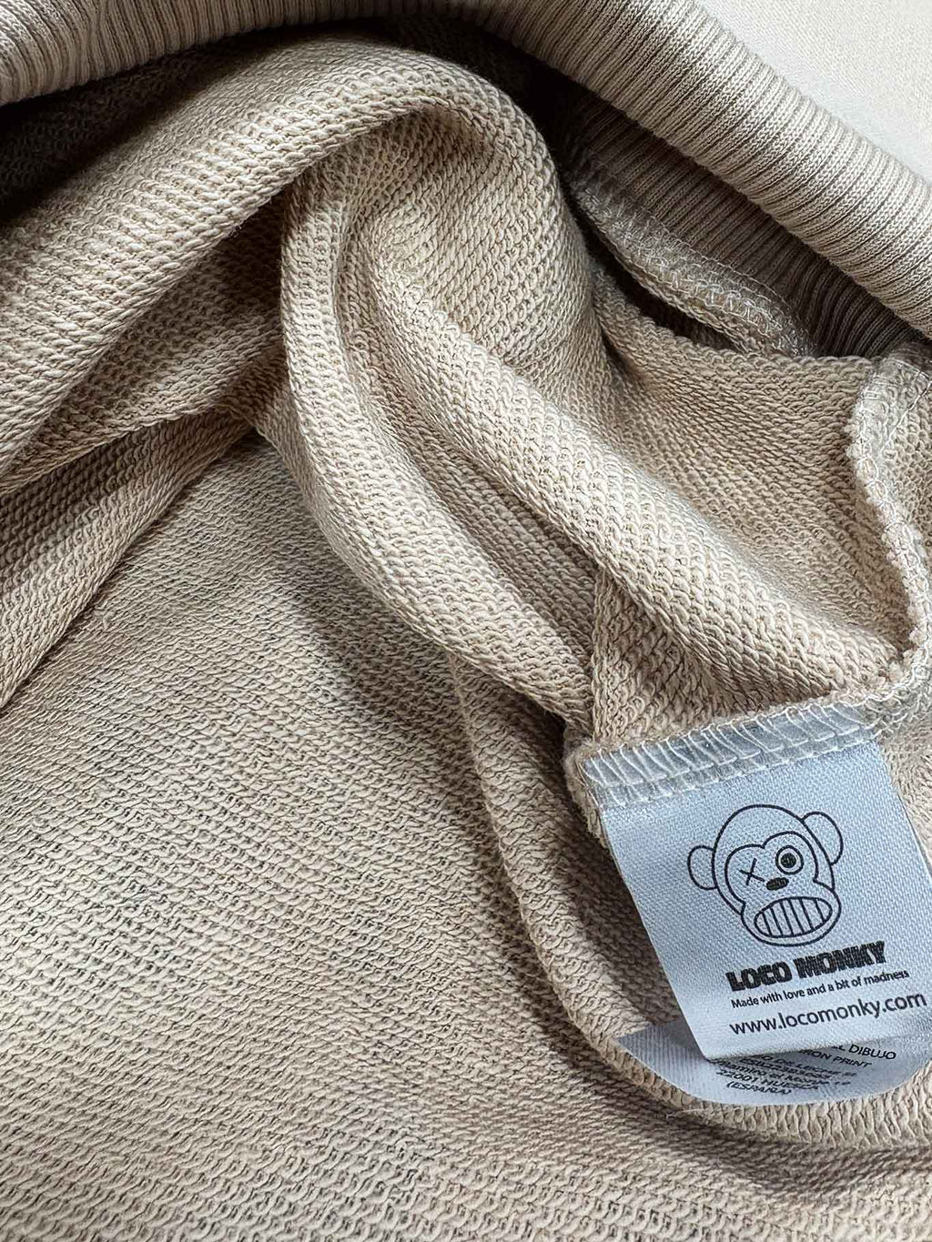 Sudadera Unisex Bendita Locura IV de Loco Monky Sand