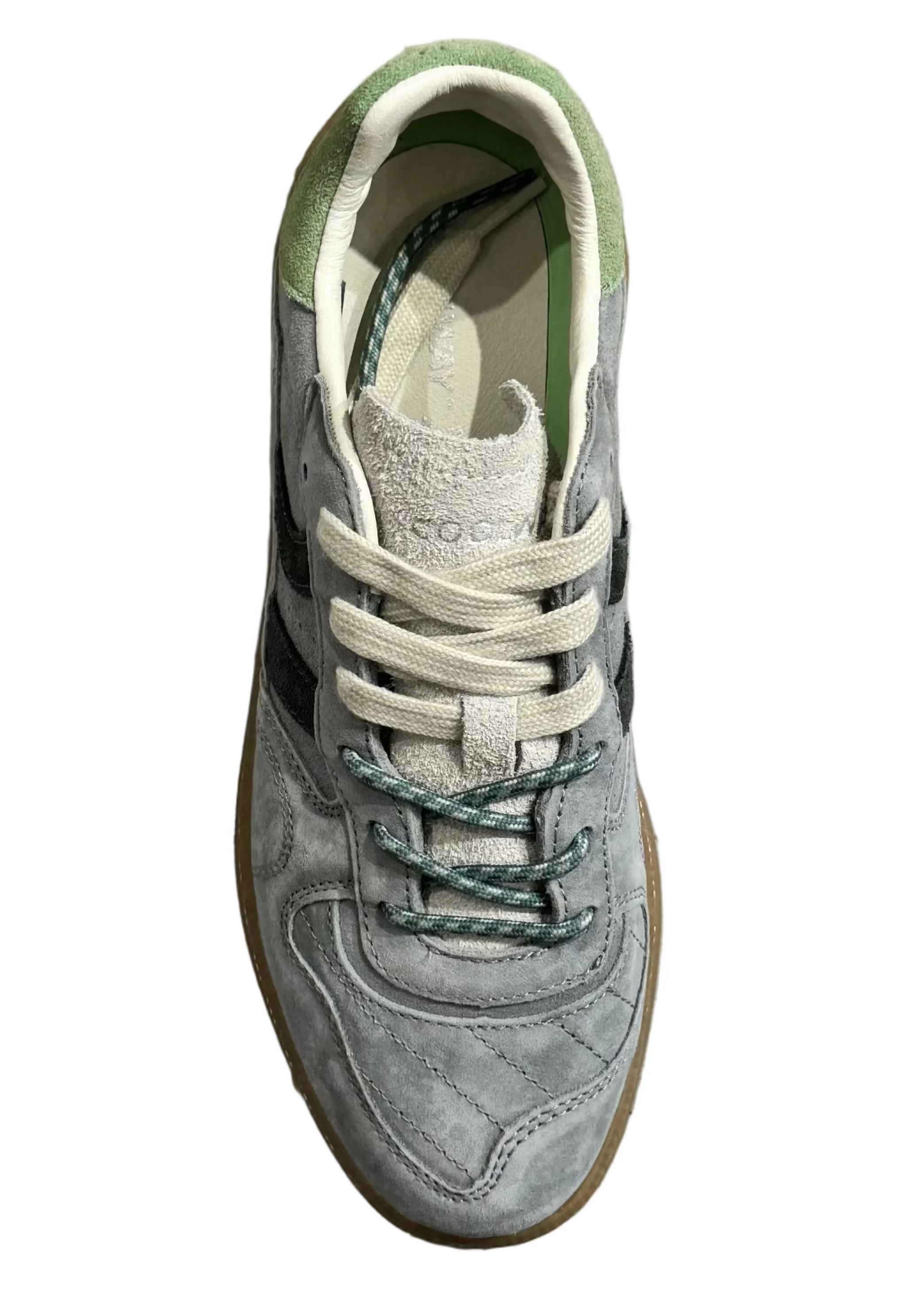 Detalle de vista superior de la zapatilla Coolway. Viene con doble cordón.