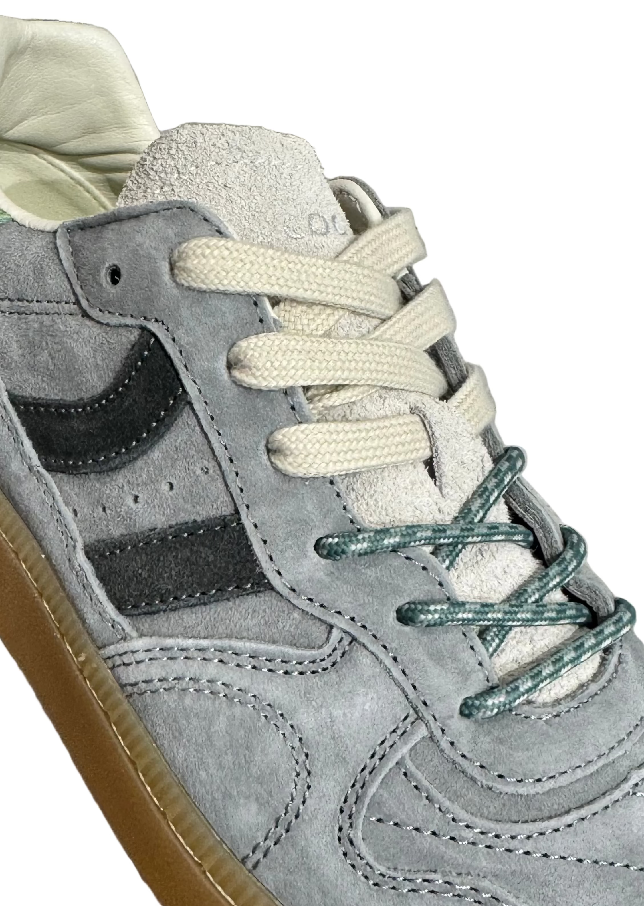 Detalle de fronto lateral de la zapatilla coolway goal mint frost